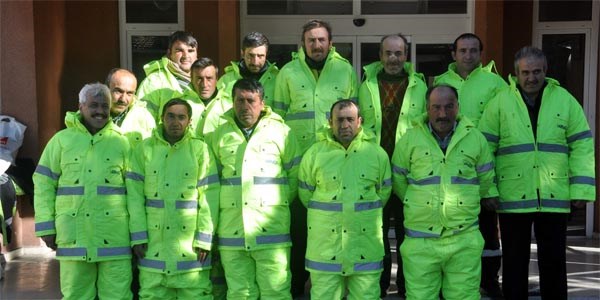 Temizlik işçilerinin kıyafetleri yenilendi