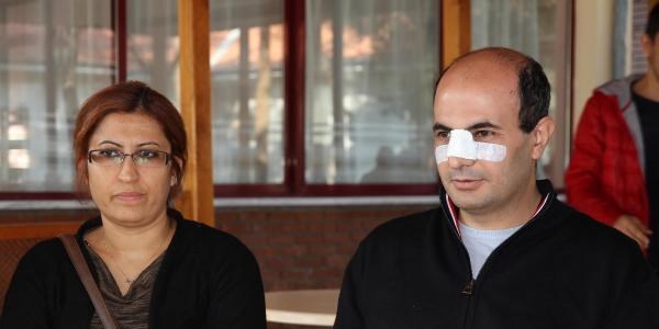 ��rencisi taraf�ndan burnu k�r�lan ��retmene destek verdiler