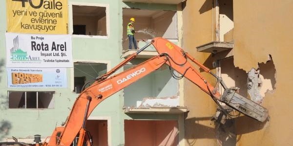 Tokat'ta depreme dayan�ks�z binalar y�k�l�yor