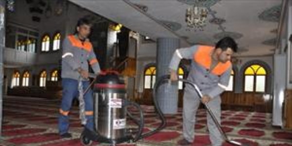 Toroslar Belediyesi camilerde temizlik yap�yor