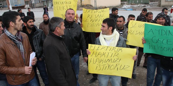 Muradiye'de elektrik kesintileri protesto edildi