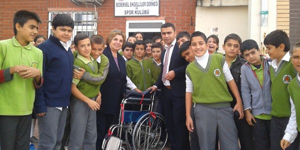 Öğrenciler harçlıklarıyla tekerlekli sandalye aldı