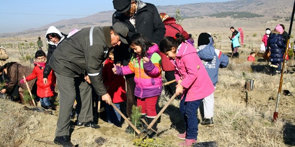 450 öğrenci 2 bin fidanı toprakla buluşturdu