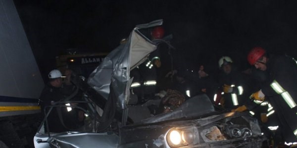 Zincirleme kazada otomobilden atlayan 3 kişi kurtuldu, araçta kalan kadın öldü