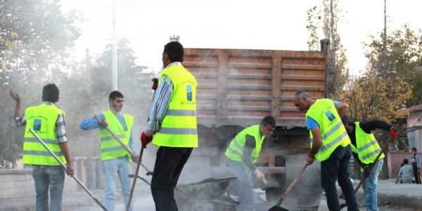 Atatürk Mahallesi'nde yol tamir çalışmaları
