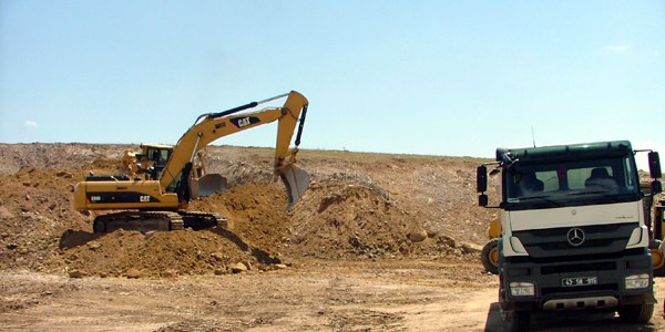 Tartışmalı yolun yüzde 70'i tamamlandı