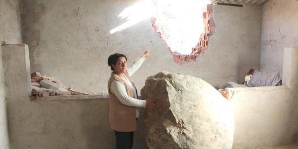 Başlarına kaya yağıyor