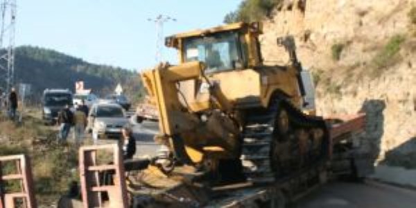 Virajı dönemeyen tır yolu kapattı