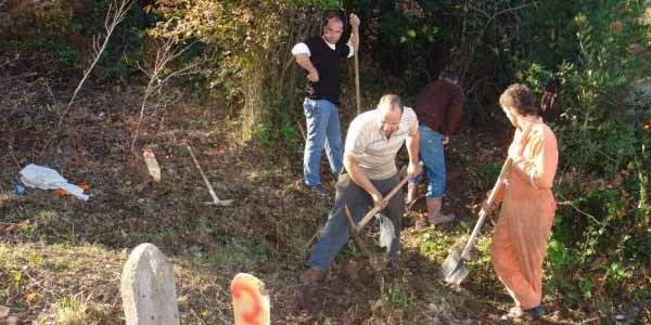 Bina yapılacak arazideki 11 mezar yeni yerine taşındı