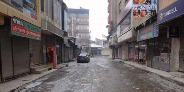Yüksekova'da kepenkler açılmadı