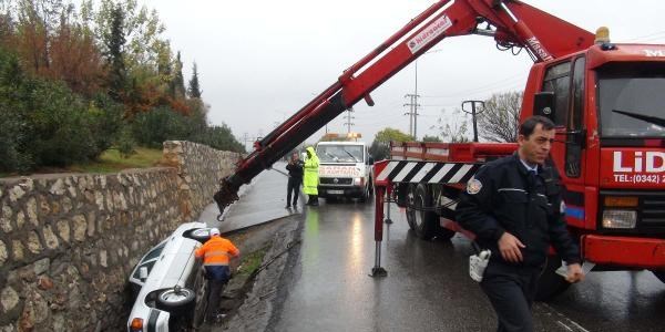 Otomobil �arampole devrildi