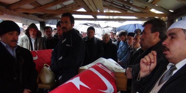 Kaçak maden ocağında ölen 3 işçi toprağa verildi