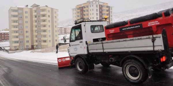 Yolda kalan arac�n imdad�na belediye ekipleri yeti�ti