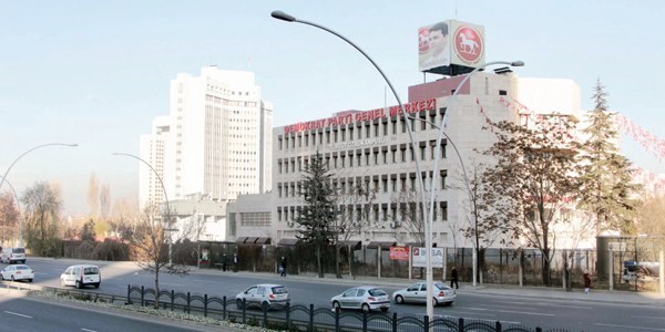 Seçime katılmak için parti merkezini satışa çıkardı
