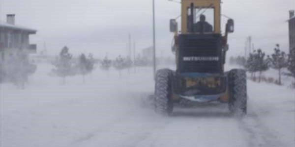 Kars'ta kar 122 köy yolunu kapattı