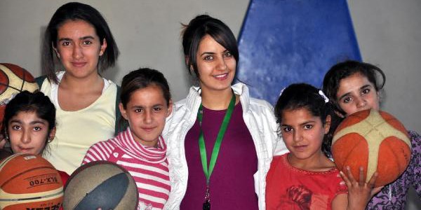 Silopi'de kızlar basket öğreniyor