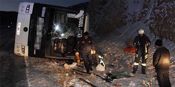 Cenaze otobüsü devrildi: 1 ölü, 45 yaralı
