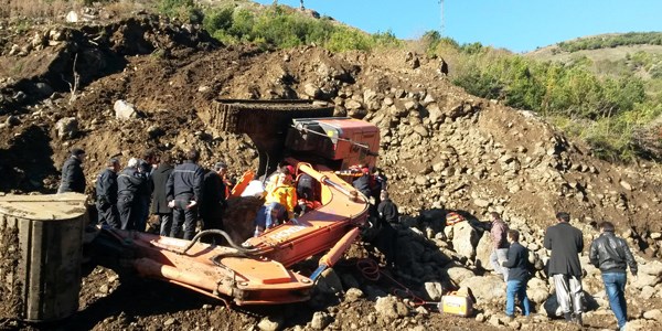 U�uruma yuvarlanan i� makinesinin operat�r�n� emniyet kemeri kurtard�