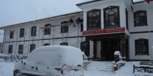Kar k�� demeden ekmek paras� i�in �al���yorlar
