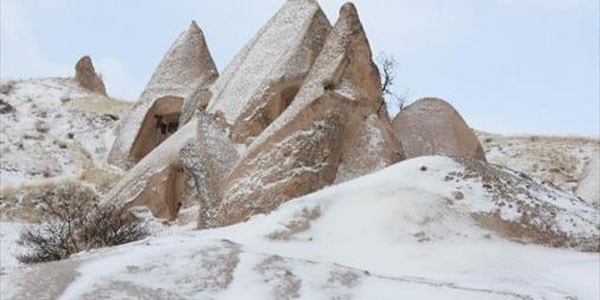 Kapadokya'da Peribacaları beyaz gelinliklerini giydi