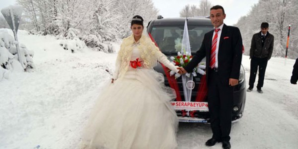 Damatla gelin karda mahsur kaldı