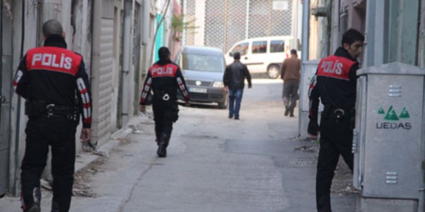 Foça'da kredi kartı ile fuhuş yaptırılan otele operasyon