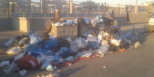 Çiğli'de işçiler eylemde, çöpler toplanamıyor