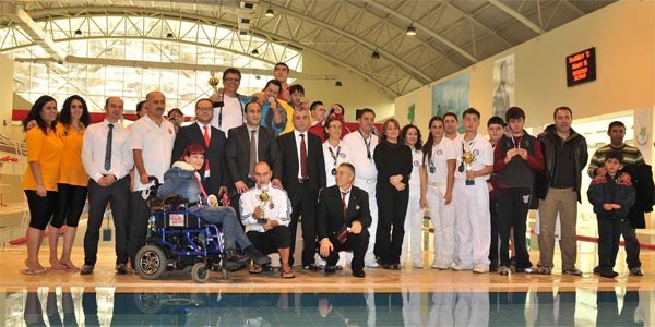 Engelleri aşarak kulaç attılar