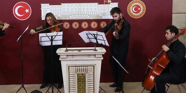 TBMM'de orkestralı basın toplantısı