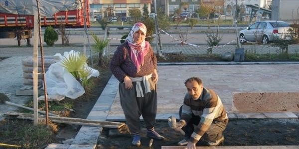 Ekmeğini taştan çıkartıyor