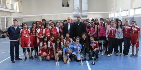 Voleybolun şampiyonu Elbeyli İmkb Lisesi oldu