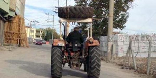 Trafikte ilerleyen traktör tehlike saçtı