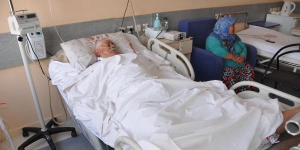 Üzerinden iş makinesi geçti, kazayı kırıklarla atlattı