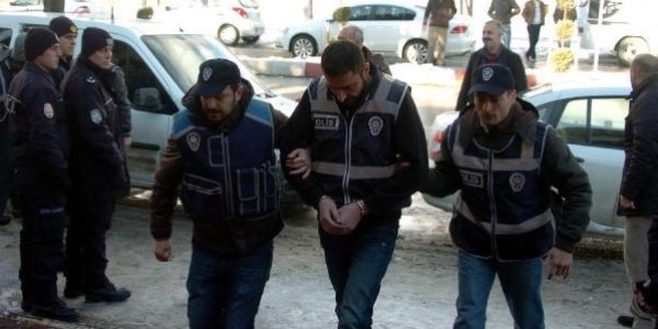 Kavga ettiği kişiye ateş ederken, kendi arkadaşını öldürdü