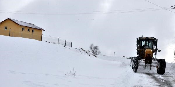 Bitlis'te 100 köy yolu kardan kapalı