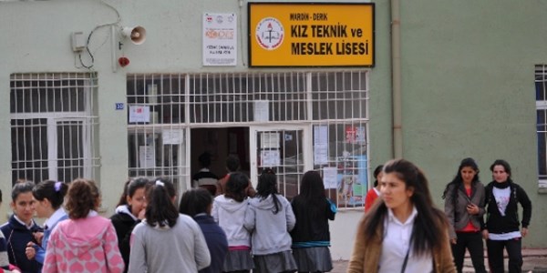 40 ��renci yemekten zehirlendi