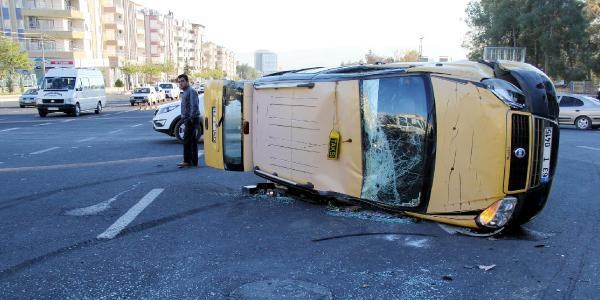 Taksi devrildi, 2 kii yaraland
