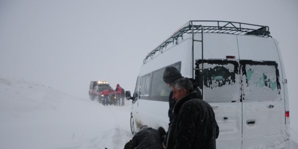 Yolda mahsur kalan 50 ki�i kurtar�ld�