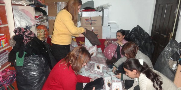 Kadın derneği 750 kadına giyim malzemesi dağıttı