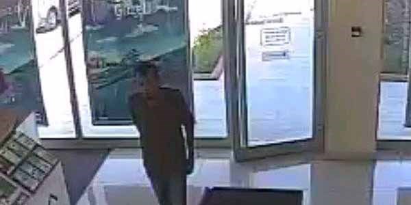 Bankadaki cep telefonunu �alan h�rs�z kamerada