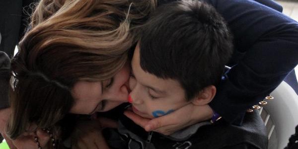 Erzurum'da polis e�leri engelli �ocuklar� sevindirdi