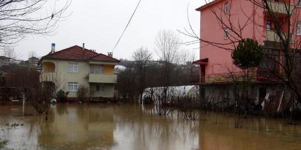 Bartın'da dere taştı, yol kapandı