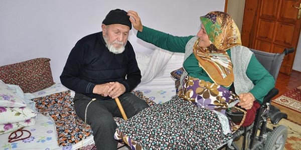 Felçli evlat yatalak babasına bakıyor