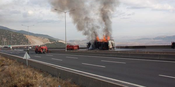 Kumaş yüklü Tır yandı, otoyol 5 saat kapandı