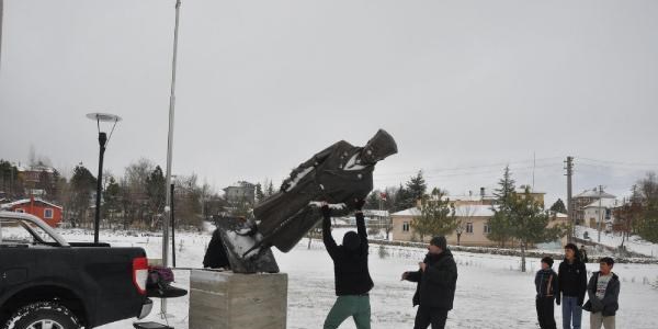 Heykeltıraş, parası ödenmeyince Atatürk heykelini geri aldı
