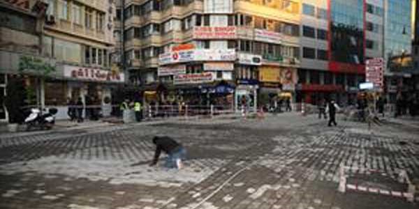 Karag�z Caddesi yeniden trafi�e a��l�yor