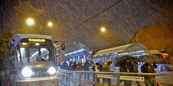 Kar yağışı İstanbul'da etkisini göstermeye başladı