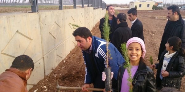 'Yar�nlara Bir Fidan' projesi kapsam�nda a�a� dikildi
