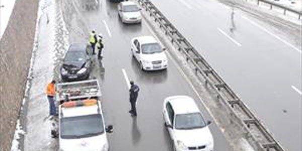 Tem ve D-100'deki kar kazaları trafiği durdurdu