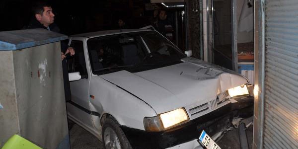 Sürücü fenalaştı, otomobil fırın kapısına çarptı